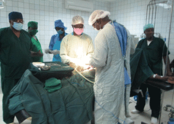 L’équipe de chirurgiens en pleine activité dans l’une des salles d’opération.