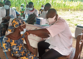 L’équipe technique sur place pour la vaccination de la population de karaborola contre la covid-19.